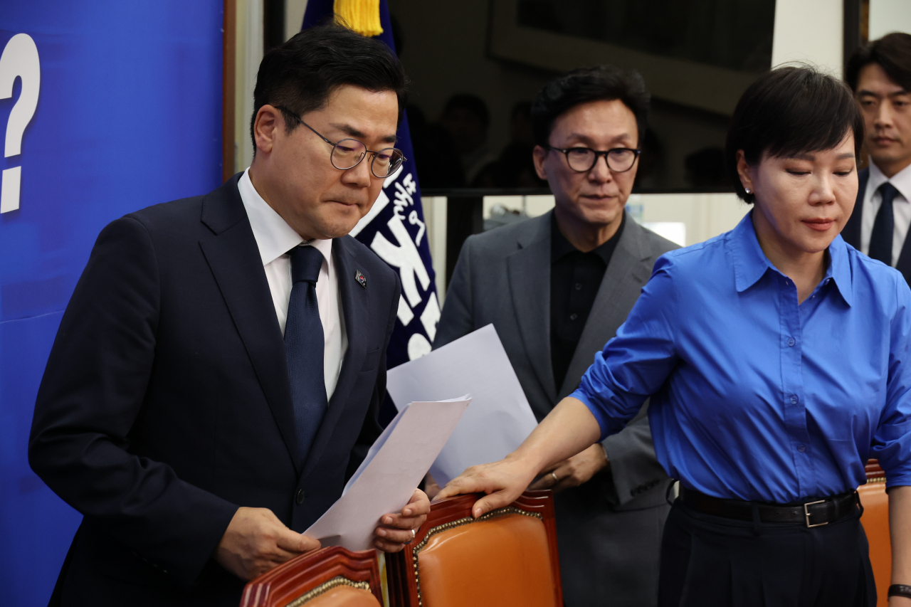 박찬대 더불어민주당 원내대표(왼쪽)가 13일 오전 국회에서 열린 최고위원회의에 입장하고 있다. [연합]