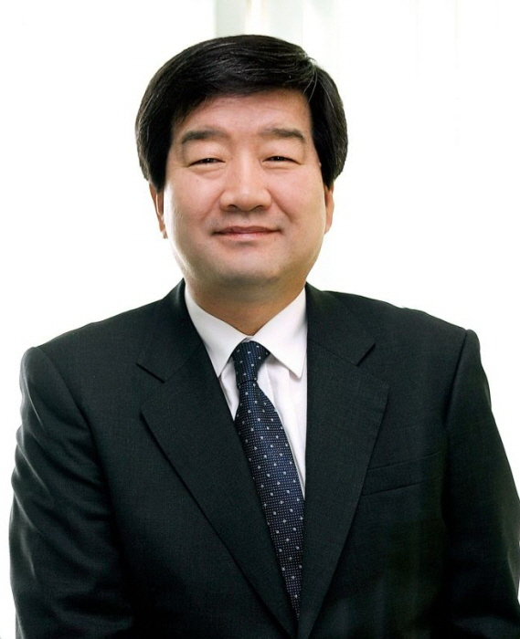 최평규 SNT그룹 회장은 13일 창업 45주년을 맞아 위기가 일상화된 시대라고 진단하면서 충무공 이순신 장군의 ‘선승구전’(先勝求戰) 전략으로 미래를 준비하자고 밝혔다. [SNT그룹 제공]