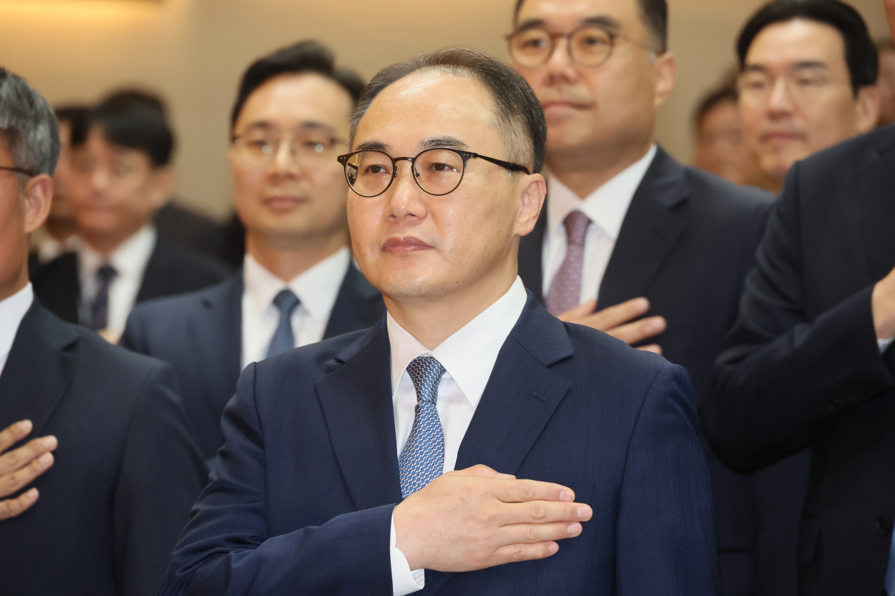 이원석 검찰총장이 13일 서울 서초구 대검찰청에서 열린 퇴임식에서 국기에 경례하고 있다. [연합]