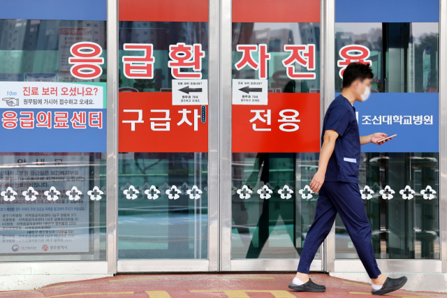2일 오전 광주 동구 조선대병원 응급실 앞에서 한 의료진이 이동하고 있다. 사진은 기사와 직접 관련 없음.[연합]