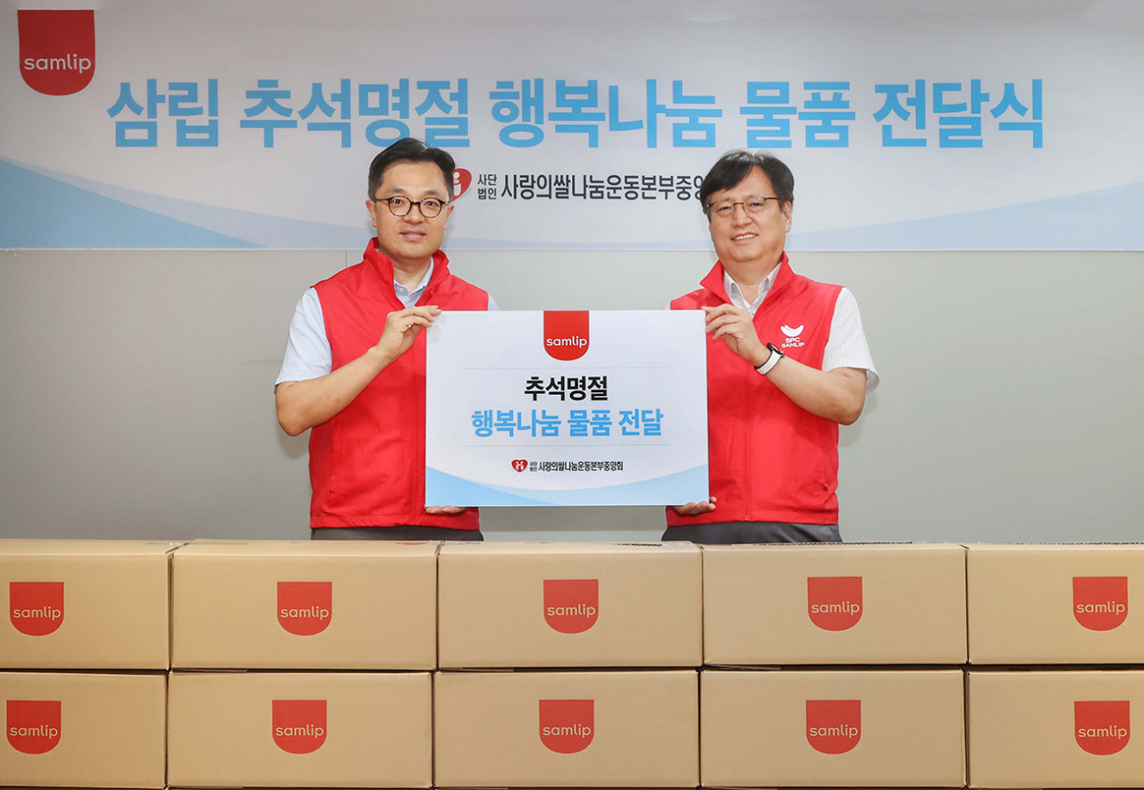 경재형(오른쪽부터) SPC삼립 부사장과 정기성 상무가 기념 촬영을 하고 있다. [SPC삼립 제공]