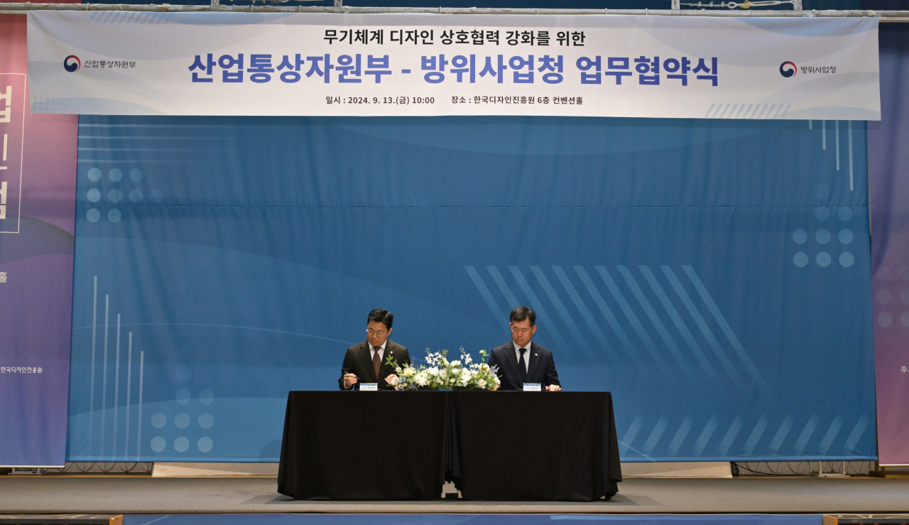 석종건 방위사업청장(오른쪽)과 박성택 산업통상자원부 제1차관(왼쪽)이 13일 한국디자인진흥원에서 무기체계 디자인 분야 상호협력 강화를 위한 업무협약을 체결했다.[방사청 제공]