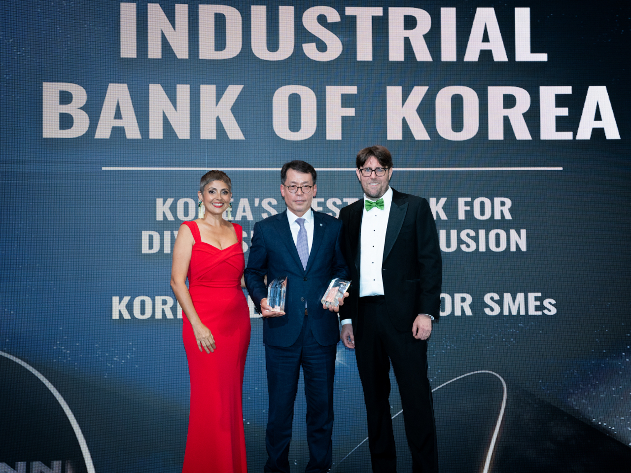 12일(현지시간) 싱가포르에서 개최된 유로머니 주관 ‘Euromoney Award for Excellence 2024’ 시상식에서 김성태(가운데) IBK기업은행장, 아니타 카푸르(왼쪽) 유로머니 시상식 진행자, 앨리엇 윌슨 유로머니 아시아 편집장이 기념촬영을 하고 있는 모습. [IBK기업은행 제공]