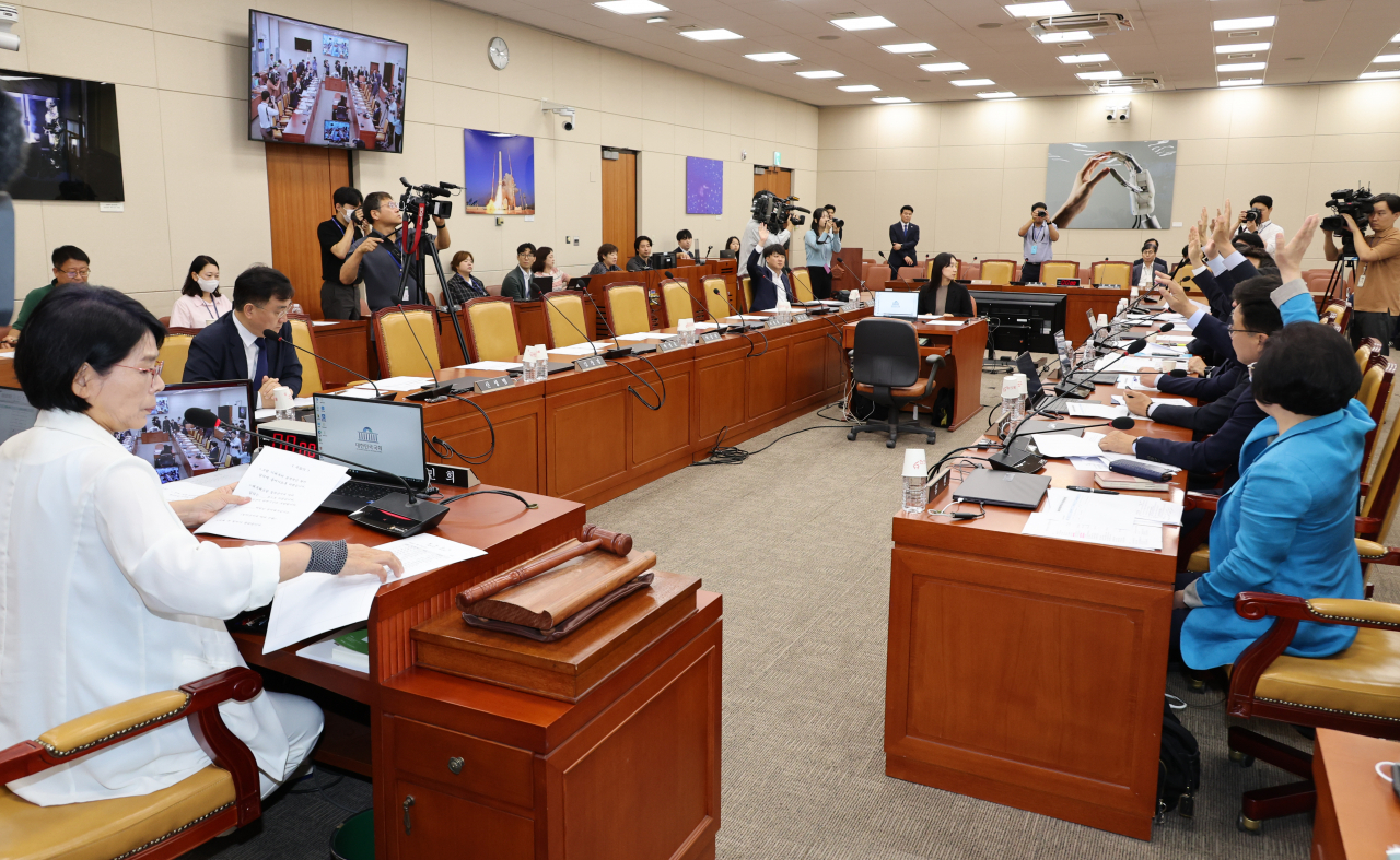 13일 오전 서울 여의도 국회 과학기술정보방송통신위원회에서 경찰의 방송통신심의위원회 사무실 압수수색과 관련해 긴급 현안질의가 야당 단독으로 열리고 있다. 이날 질의에 류희림 방송통신심의위원회장과 김태규 방송통신위원장 직무대행은 출석하지 않았다. [연합]