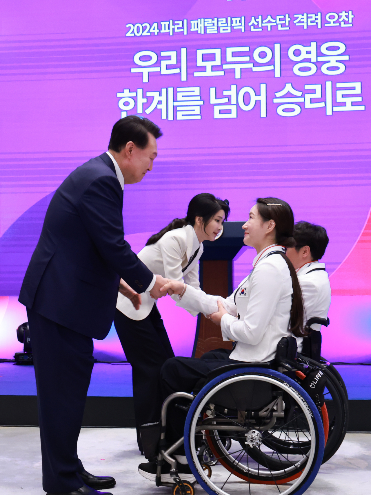 윤석열 대통령과 김건희 여사가 13일 청와대 영빈관에서 열린 '2024 파리 패럴림픽 선수단 격려 오찬'에서 휠체어펜싱 조은혜 선수, 사격 서훈태 선수에게 국민감사 메달을 수여하고 있다. [연합]