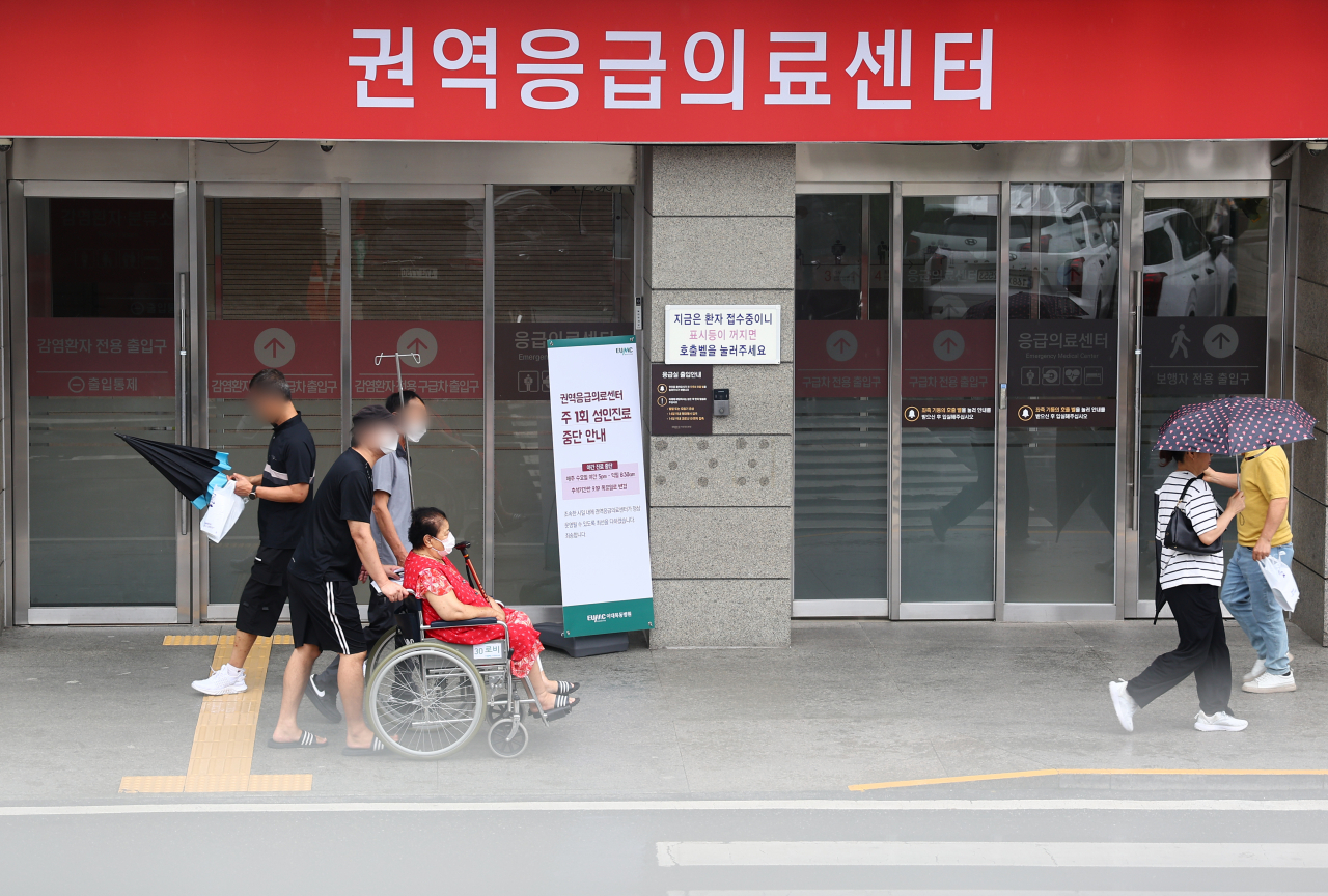 정부가 비응급·경증 환자의 권역응급의료센터 등 응급실 진료비 본인부담률을 90%로 인상한 13일 오전 서울 시내 한 권역응급의료센터에서 환자가 이송되고 있다. [연합]