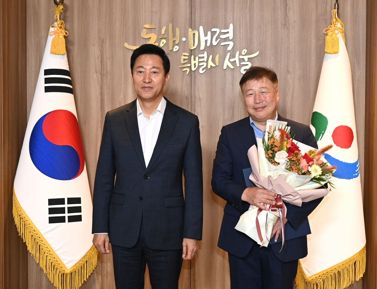 강명 전 서울시 정무수석이 13일 오세훈 시장으로부터 서울시50플러스재단 대표이사 임명장을 받고 있다.[서울시 제공]
