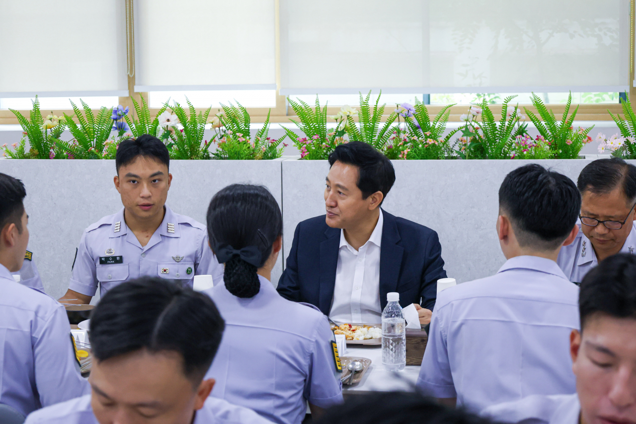 오세훈 시장이 육사에서 특강 후 생도들과 식사하며 소통하고 있다.[서울시 제공]