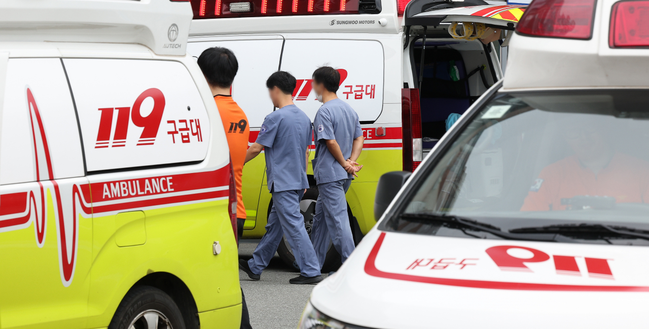 의대 증원과 관련해 의정갈등이 이어지고 있는 지난 6일 대구 한 상급종합병원 응급실 앞에 119구급차가 대기 중인 가운데 의료관계자들이 이동하고 있다. [연합]