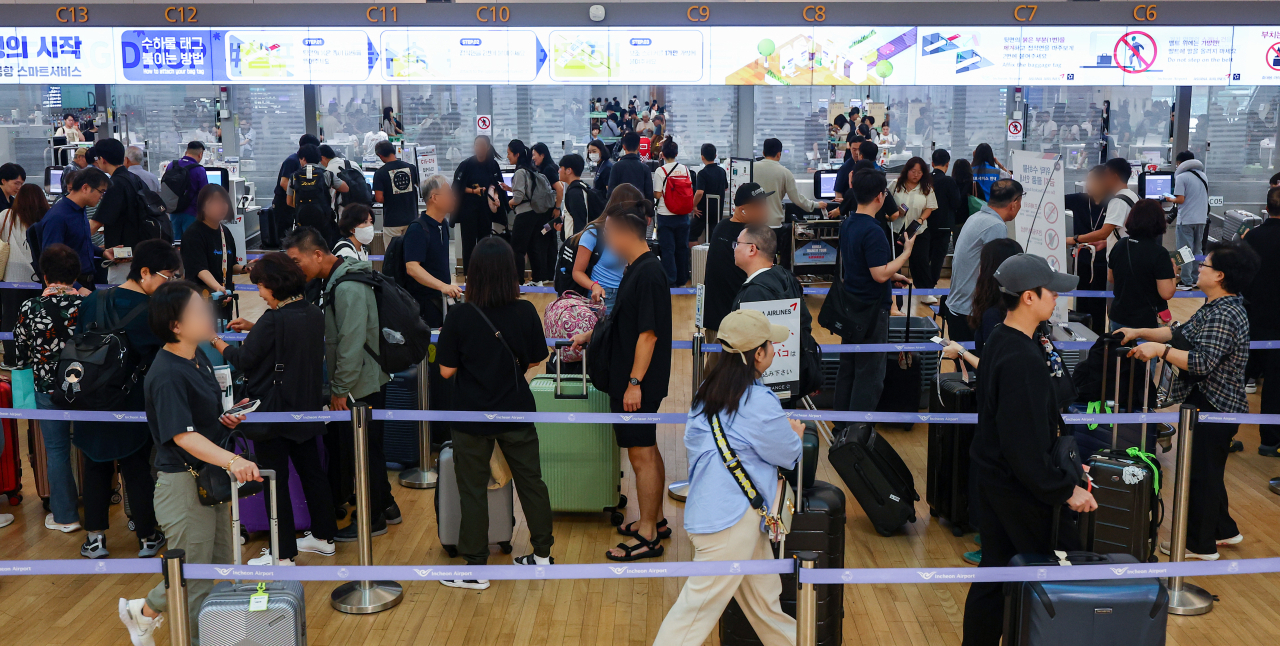 추석연휴 시작을 앞둔 13일 인천국제공항 제1여객터미널 출국장이 여행객 등으로 붐비고 있다. [연합]