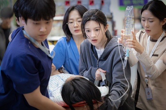 “드라마 잘못 만들었다가” 날벼락 맞았다…의사된 고윤정 결국 못 보나