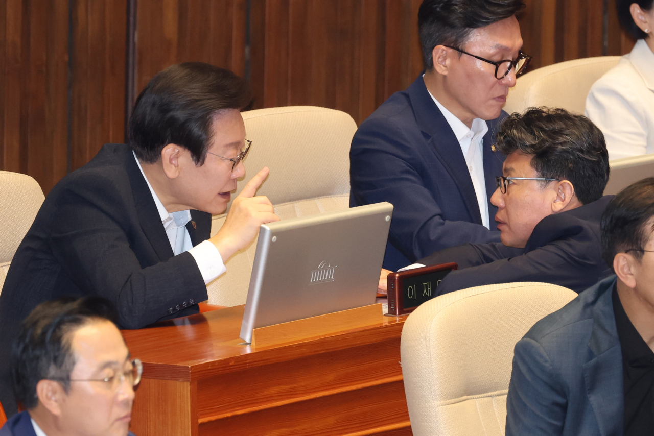 이재명 더불어민주당 대표가 지난 4일 오전 국회 본회의에서 진성준 정책위의장과 대화하고 있다. [연합]