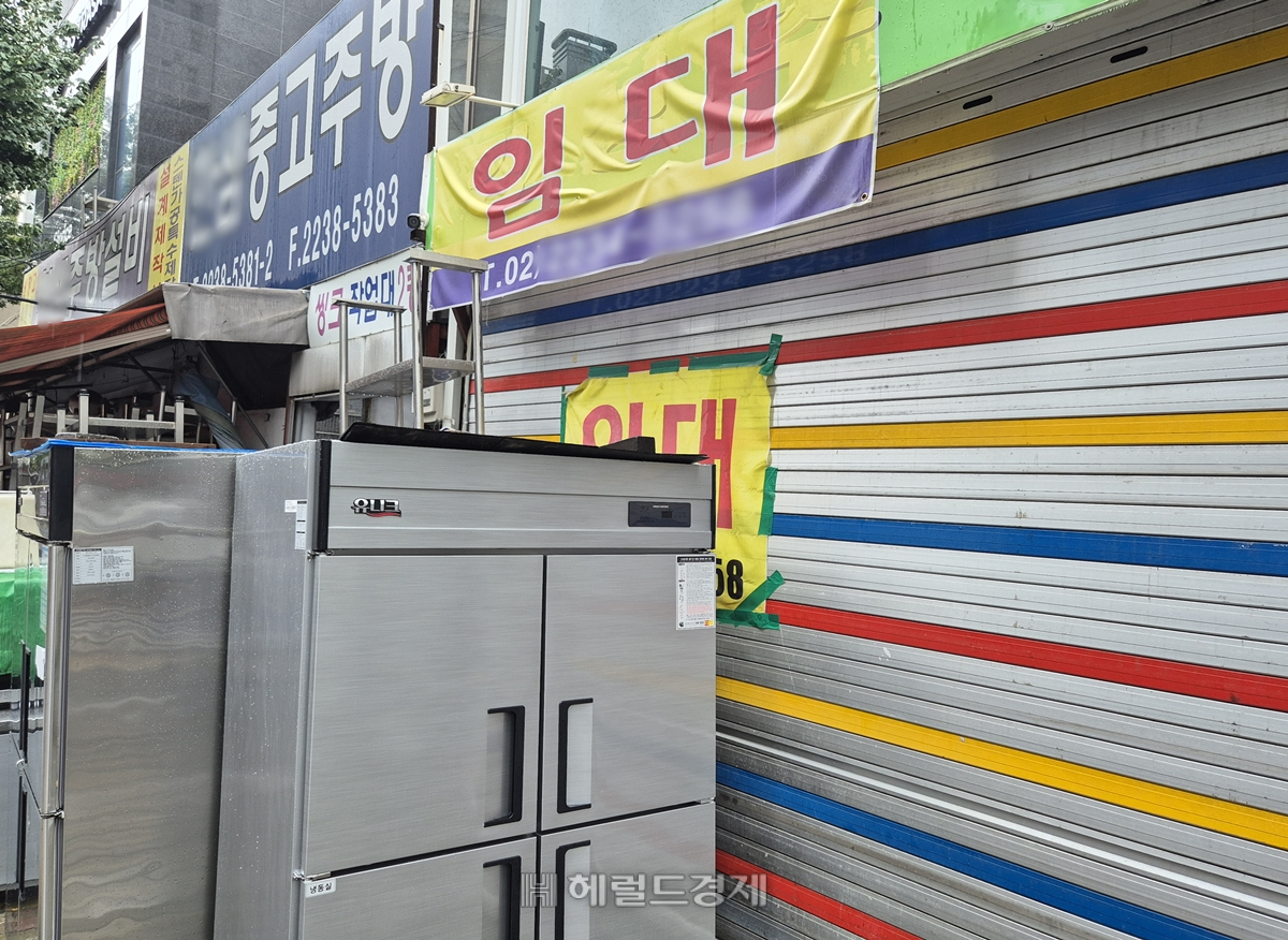 12일 서울 중구 황학동 주방거리에 폐업한 점포 자리에 임대 현수막이 붙어있다. [김도윤 기자]
