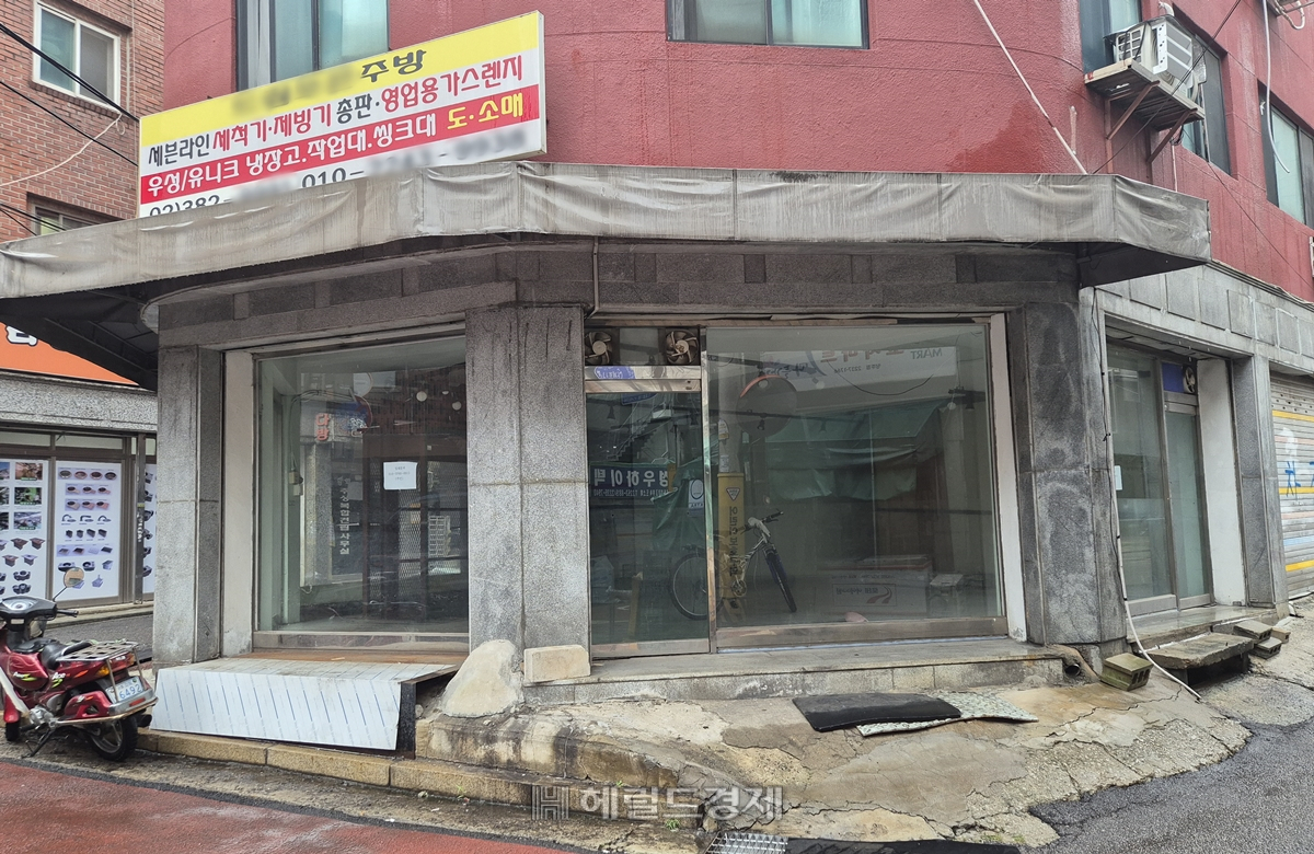 주방 중고물품을 팔던 가게, 지금은 간판만 남기고 비어 있다. [김도윤 기자]
