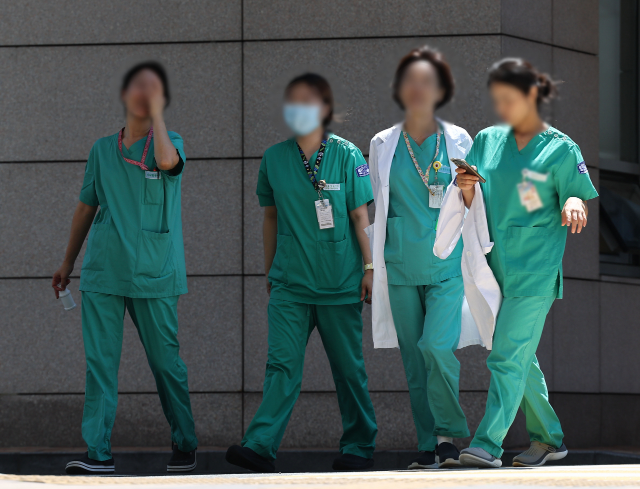 진료지원(PA) 간호사의 의료 행위를 법으로 보호하는 것을 골자로 한 간호법 제정안이 국회 보건복지위원회를 통과한 지난달 28일 서울의 한 대형 병원에서 간호사들이 걸어가고 있다. [연합]
