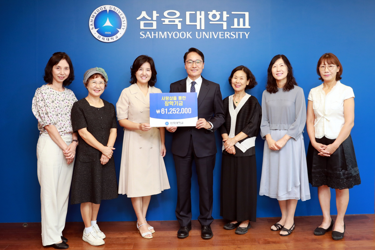 제해종 삼육대 총장(가운데)과 삼육사랑샵 회원들이 지난 6일 교내 총장실에서 열린 장학기금 전달식에서 기념사진을 찍고 있다. [삼육대 제공]