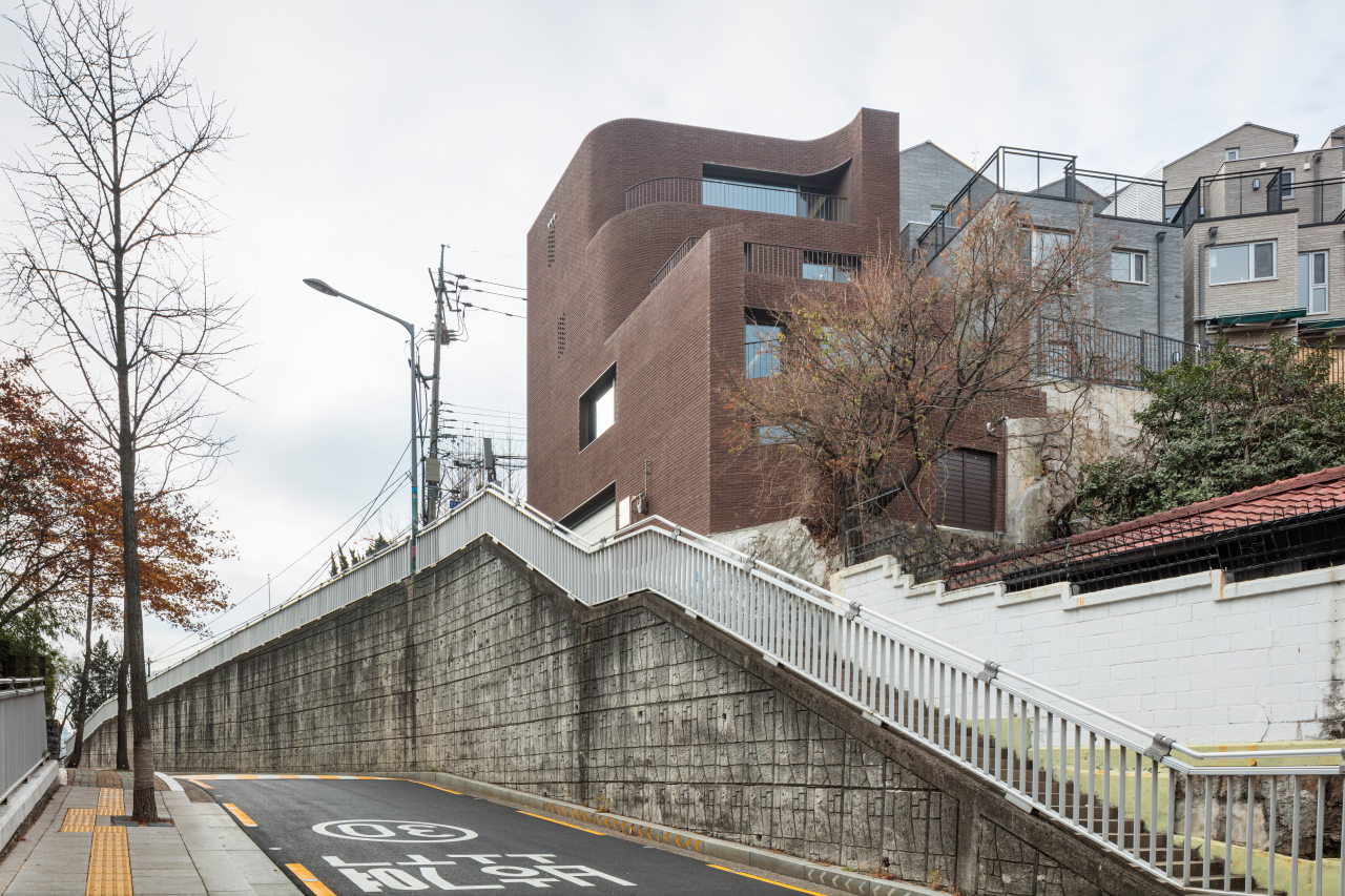 [영상] “겨우 31평 땅에 4층 건물을 올렸다고?” 당인리 삼각뿔 건물의 기적[건축맛집]