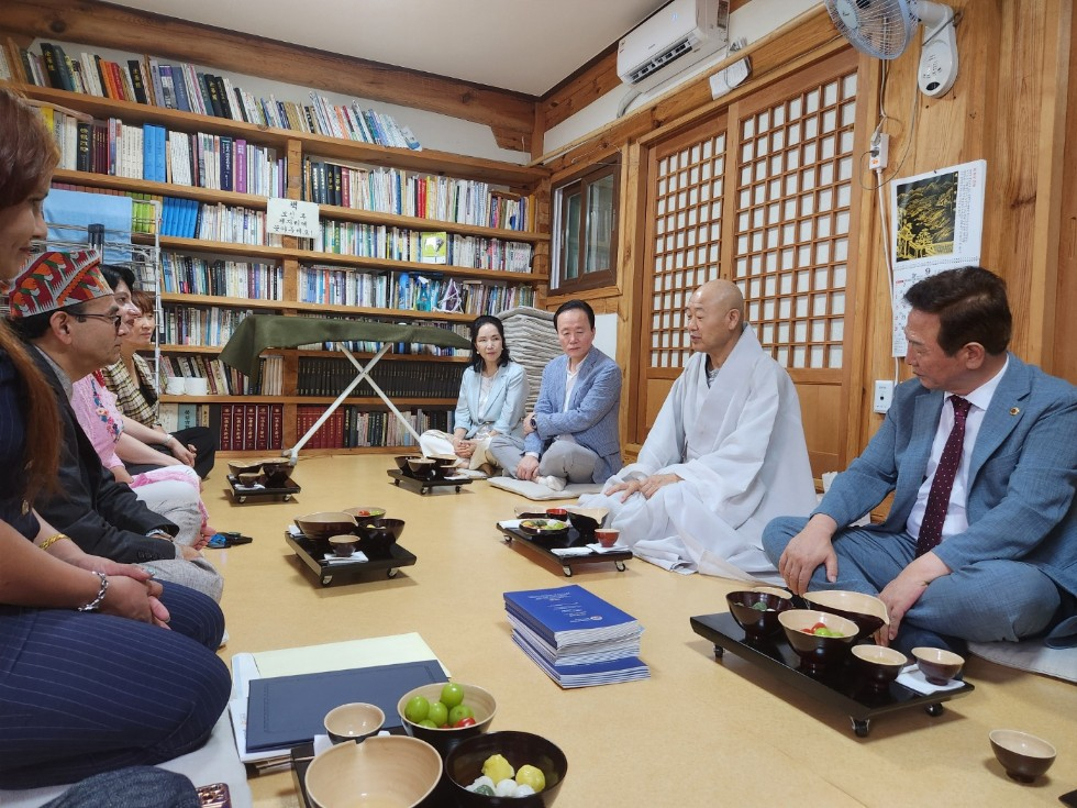한국-네팔 양국의 불교와 문화교류에 대한 의견을 나누고 있다. [사진=임순택 기자]