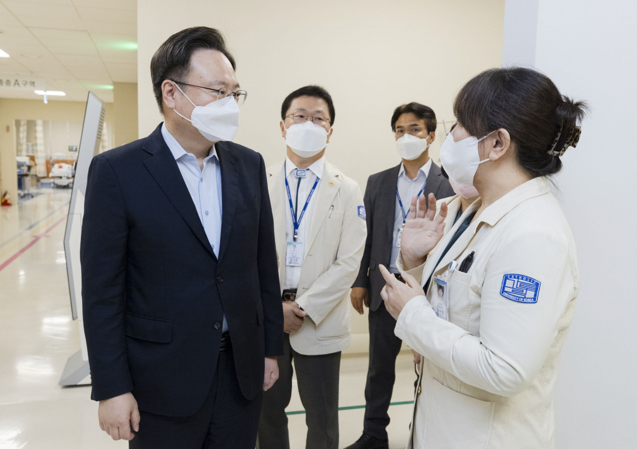 조규홍 보건복지부 장관이 추석 연휴 첫날인 14일 서울 은평성모병원 지역응급의료센터를 방문해 의료진과 근무자들을 격려하고 있다. [연합]