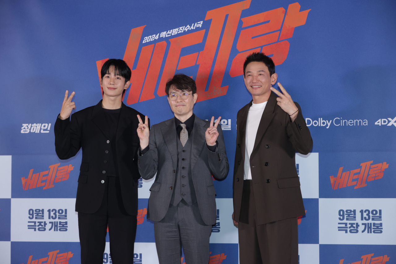 9일 오후 서울 용산구 CGV 용산아이파크몰에서 열린 영화 '베테랑2'기자간담회에서 참석자들이 포즈를 취하고 있다. 왼쪽부터 배우 정해인, 류승완 감독, 황정민. [연합]