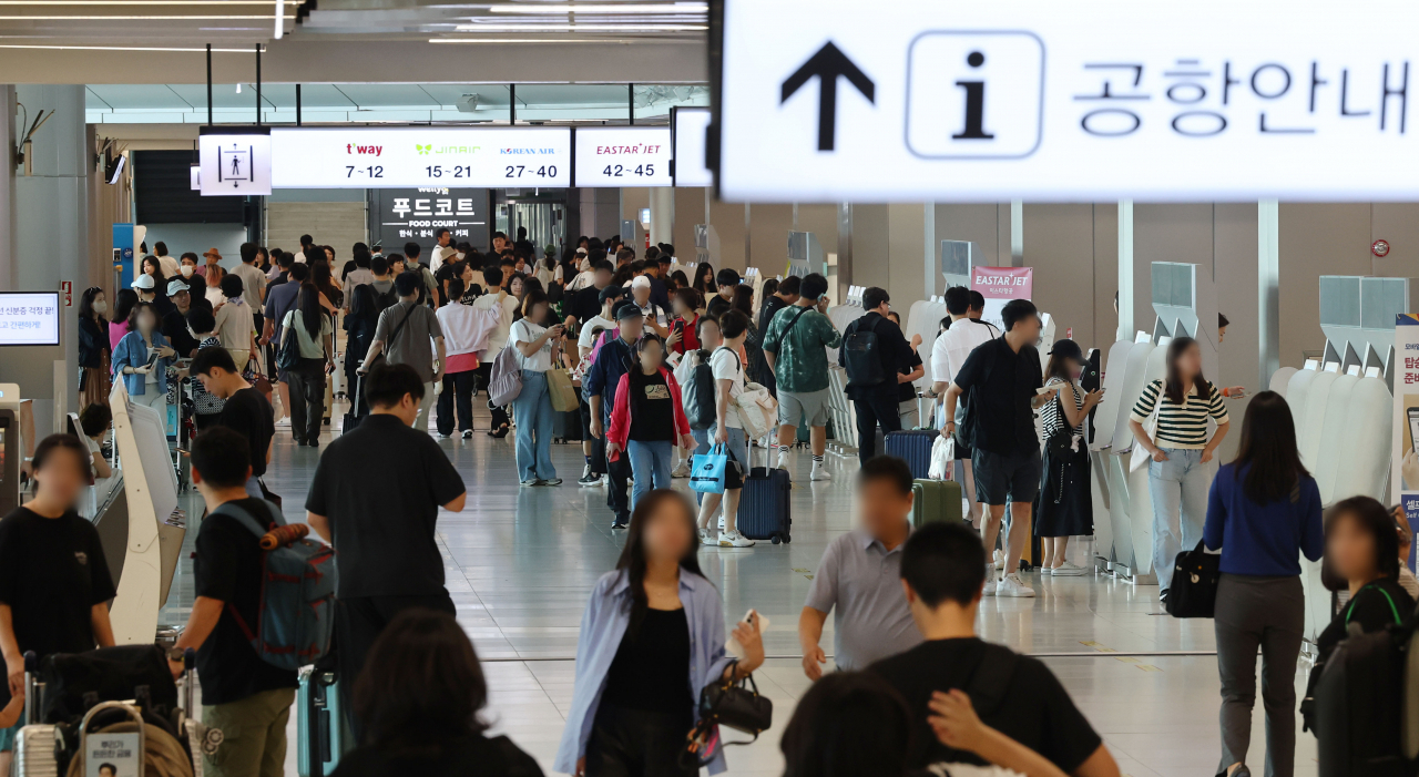 공항 출국장에서 시민들이 탑승수속을 위해 이동하고 있다. 기사 본문과 직접적 관련 없음. [연합]