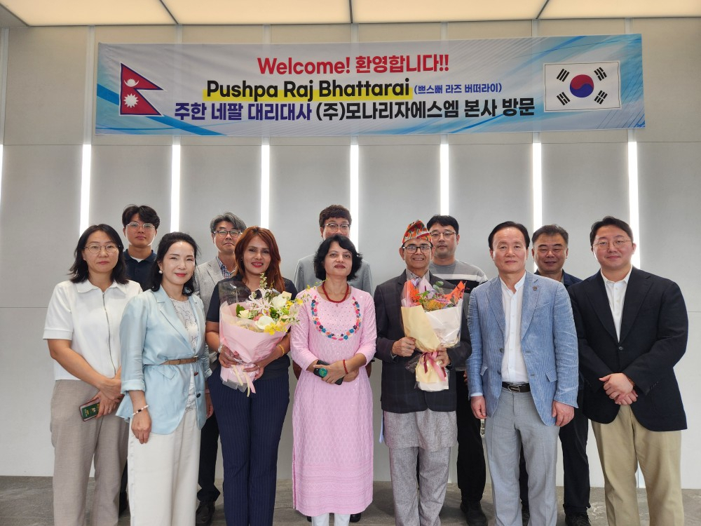 지난 12일 Pushpa Raj Bhattarai(쁘스뻐 라즈 버떠라이) 주한 네팔 대리대사(사진 오른쪽 3번째)가 경북 경산에 위치한 화장지 제조업체 (주)모나리자에스엠을 방문해 관계자들과 기념 촬영하고 있다. [사진=(주)모나리자에스엠]