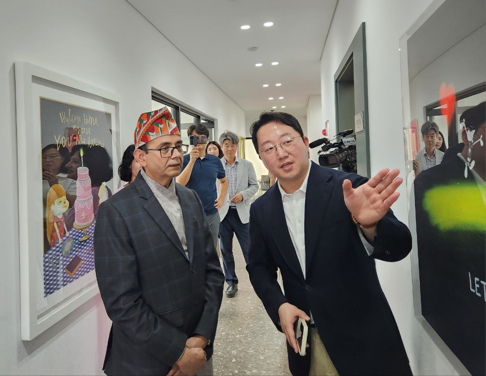 윤석영 모나리자에스엠 전무이사(오른쪽)가 주한 네팔 대리대사(왼쪽)에게 친환경 대량생산과 자동화된 생산 현장을 설명하고 있다. [사진=(주)모나리자에스엠]