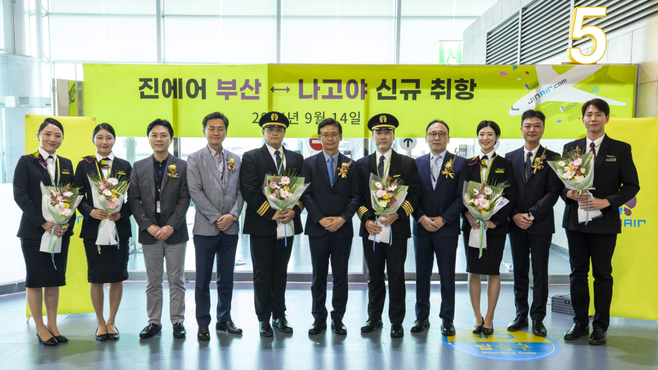 박병률 진에어 대표이사(왼쪽에서 여섯 번째)와 임직원들이 14일 오전 김해국제공항에서 열린 부산~나고야 노선 취항식에서 기념 촬영을 하는 모습. [진에어 제공]
