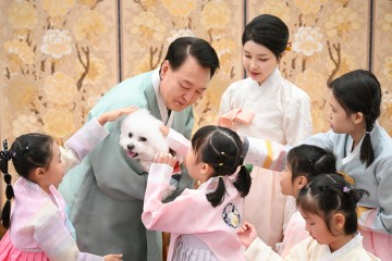 여론조사기관 리얼미터 여론조사 결과 윤석열 대통령의 지지율이 취임 후 최저치를 기록한 것으로 나타났다. 윤 대통령과 부인 김건희 여사가 다문화가정 어린이들과 함께 한가위 명절 인사를 촬영한 모습. [연합]