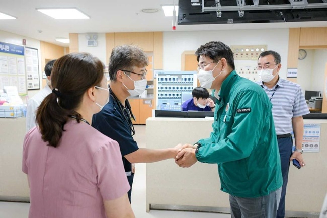 노관규 순천시장이 13일 성가롤로 병원을 찾아 응급실 의료진들과 얘기를 나누고 있다.