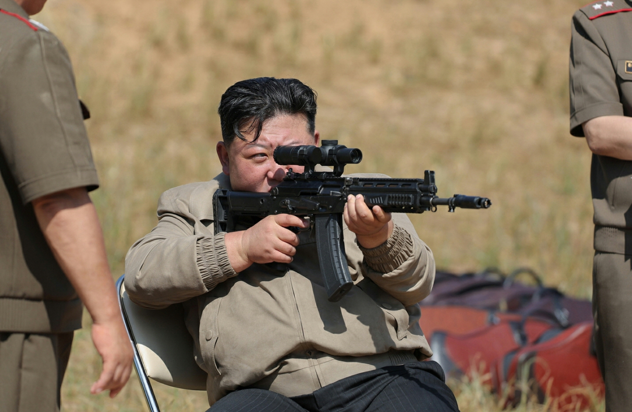 북한이 내달 7일 남측의 국회 격인 최고인민회의를 개최하고 헌법 개정 등을 논의한다. 김정은 국무위원장이 조선인민군 특수작전무력훈련기지를 현지시찰하면서 총기를 들고 표적을 조준하고 있다. [평양 노동신문=뉴스1]