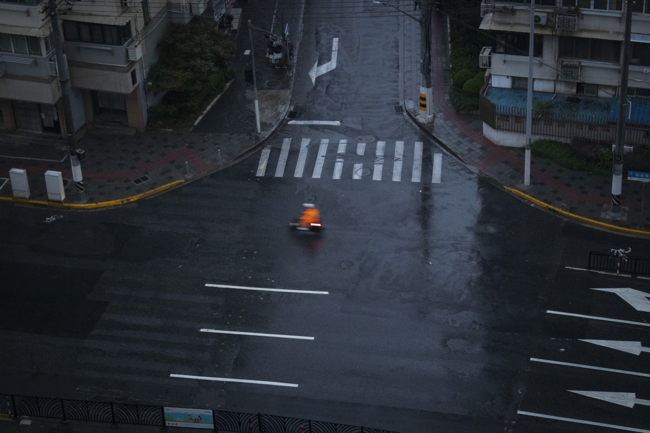 중국 상하이에 상륙한 태풍 버빙카로 한적한 교차로의 모습[AP]