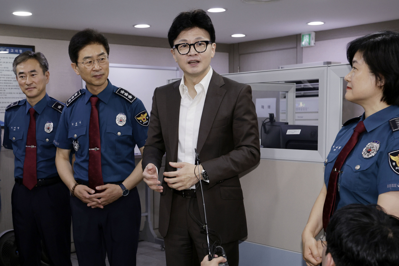 국민의힘 한동훈 대표가 추석을 하루 앞둔 16일 오후 서울경찰청을 방문해 인사말을 하고 있다. [연합]