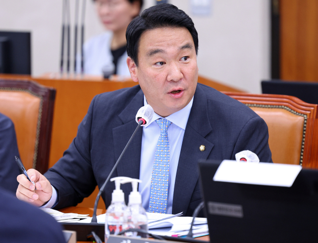 지난 10월 국회에서 열린 농협중앙회, 농협경제지주, 농협금융지주 등에 대한 국회 농림축산식품해양수산위원회의 국정감사에서 정희용 국민의힘 의원이 질의하고 있다. [연합]