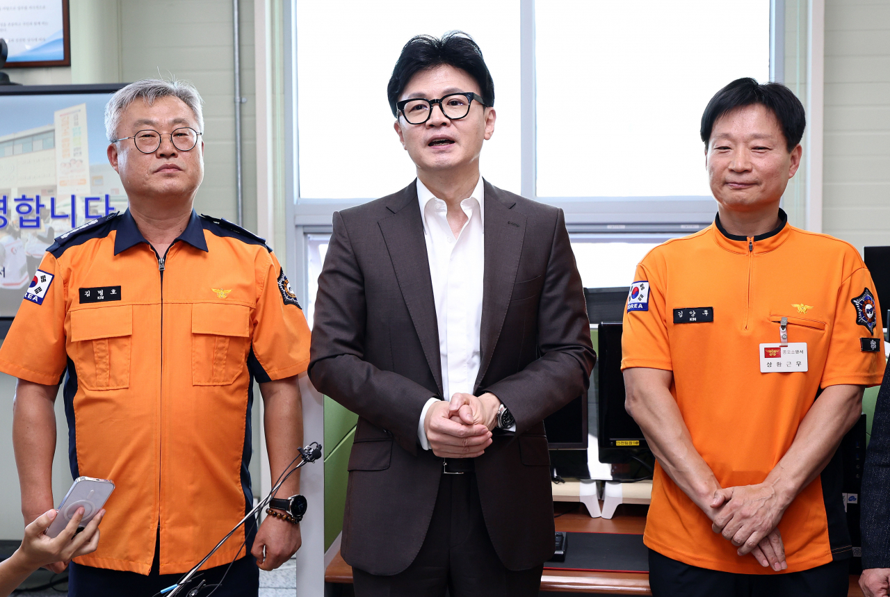 한동훈 국민의힘 대표가 추석을 하루 앞둔 16일 오후 서울 종로소방서를 찾아 대원들을 격려하고 있다.[연합]