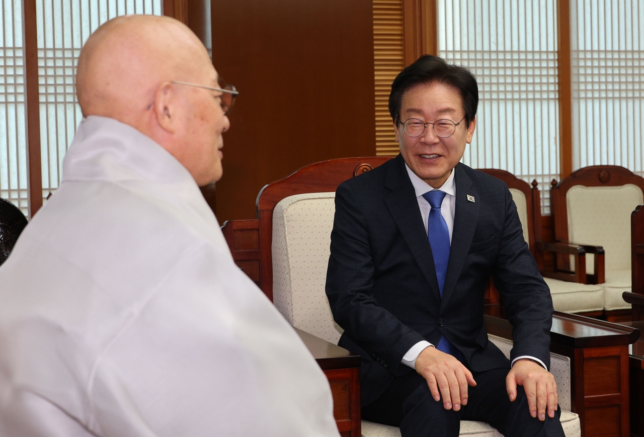 이재명 더불어민주당 대표가 15일 오전 서울 종로구 한국불교역사문화기념관에서 조계종 총무원장인 진우스님을 예방해 대화하고 있다.[연합]