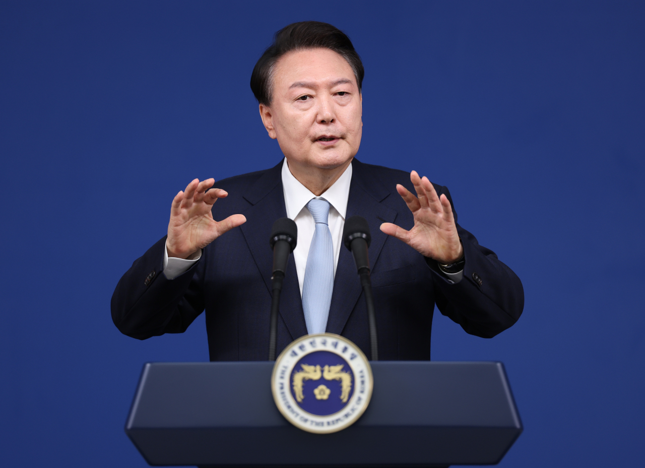윤석열 대통령이 지난달 29일 오전 서울 용산 대통령실 청사 브리핑실에서 ‘국정브리핑 및 기자회견’을 하고 있다.[연합]