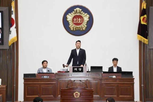 김종섭(가운데) 울산시의회 의장 직무대리 [연합]