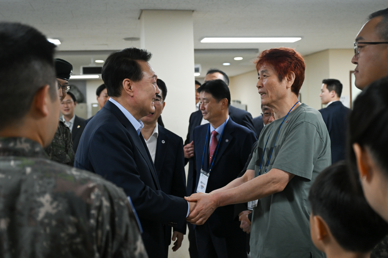 윤석열 대통령이 추석인 17일 강원도 최전방 육군 15사단 의무대대 '승리의원'을 방문해 지역 주민과 인사하고 있다. [대통령실 제공]