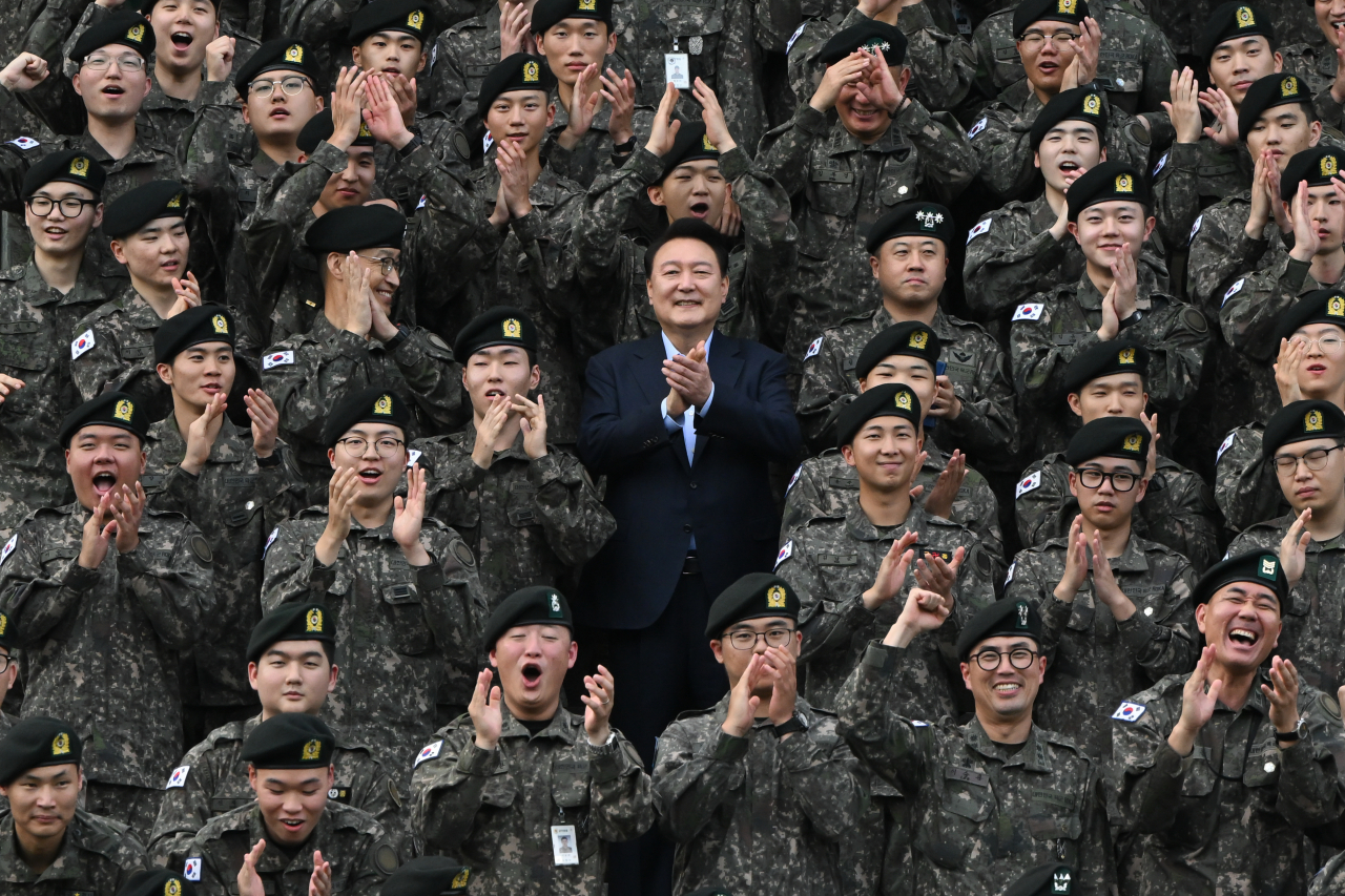 윤석열 대통령이 추석인 17일 강원도 최전방 육군 15사단 사령부 사열대에서 사단 장병들과 기념사진을 촬영하고 있다. [대통령실 제공]