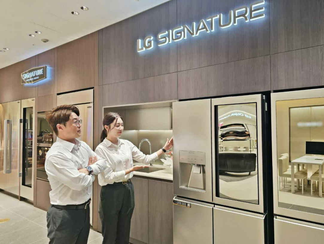 신세계 센텀시티점을 찾은 고객이 리뉴얼된 LG전자 프리미엄숍 시그니처 전용관을 찾아 제품 설명을 듣고 있다. [사진=신세계 센텀시티점]