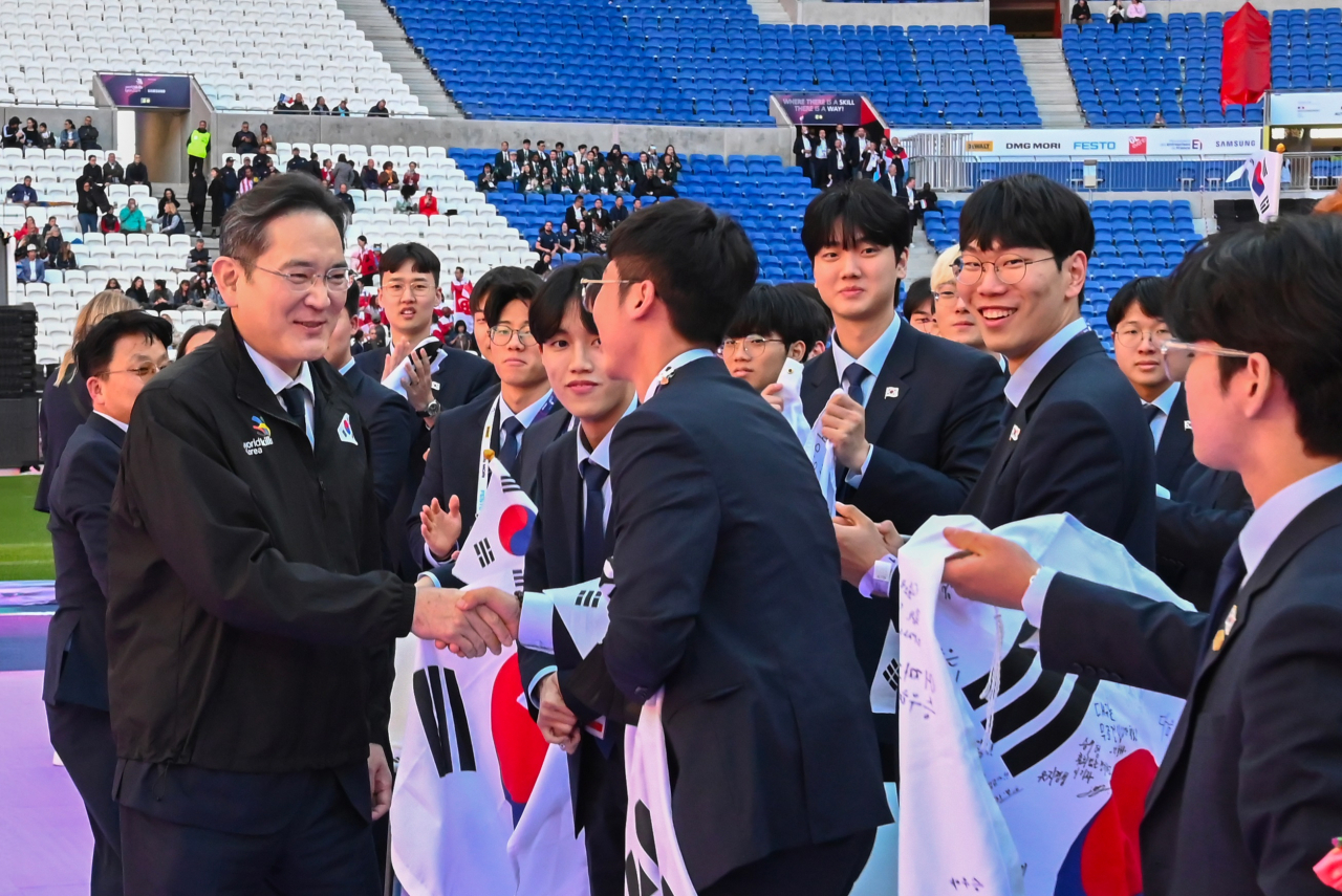 이재용 삼성전자 회장이 15일(현지시간) 프랑스 리옹 소재 그루파마스타디움에서 열린 국제기능올림픽 폐회식에 참석해 국가대표 선수단을 격려하고 있다. [삼성전자 제공]