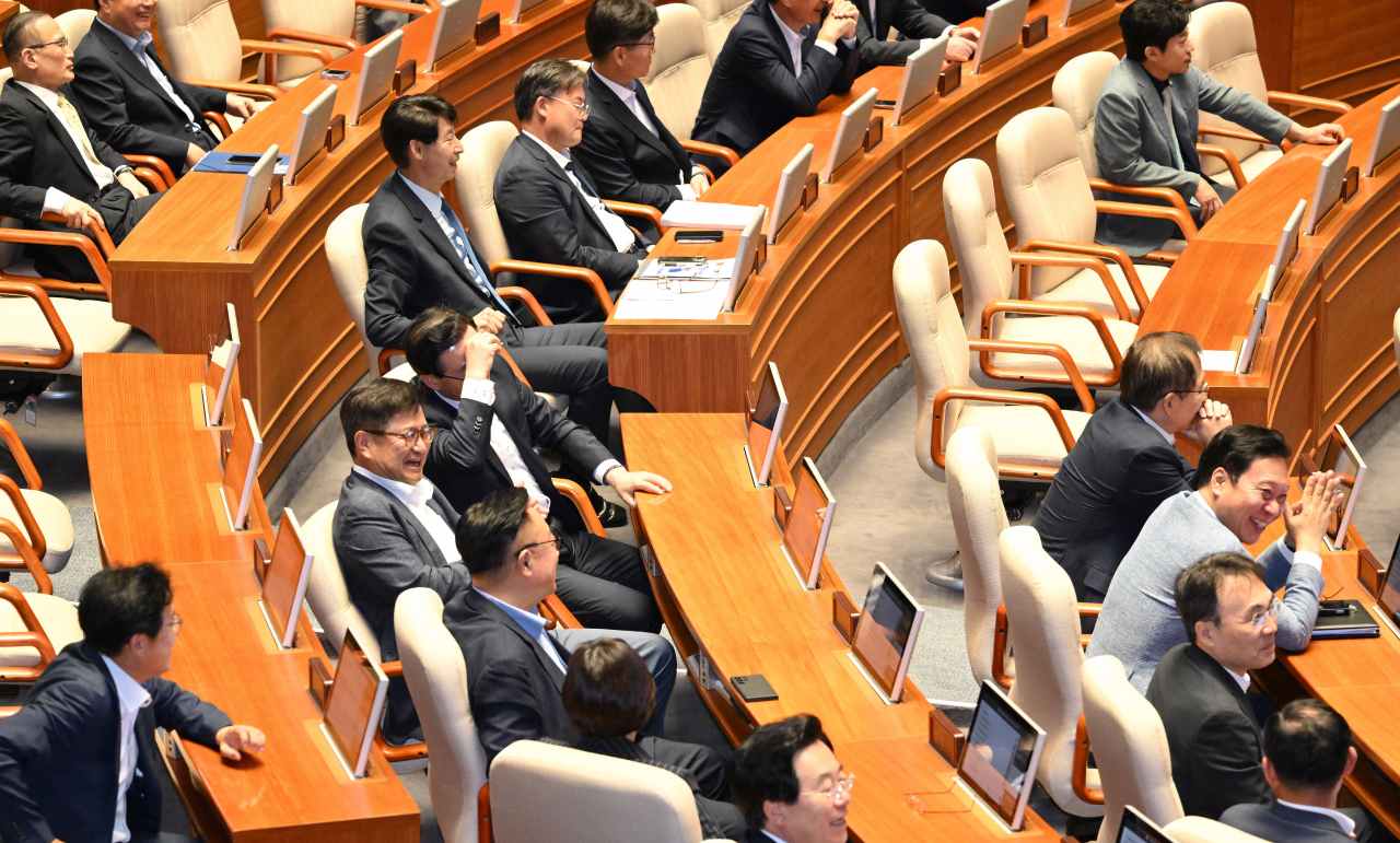 여야 의원들이 9일 국회에서 열린 본회의에서 한덕수 국무총리와 박지원 민주당 의원 간 정치분야 대정부질문을 보며 폭소를 터뜨리고 있다. 이상섭 기자