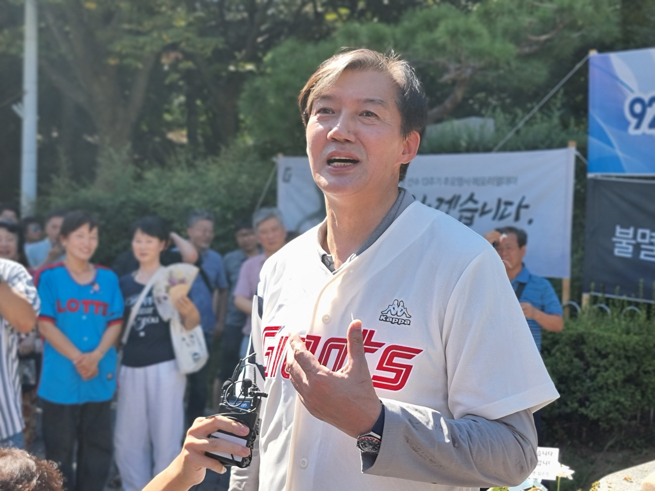 조국 대표가 18일 부산 사직야구장 앞 고 최동원 감독 동상에 헌화하고 인터뷰를 하고 있다. [사진=임순택 기자]