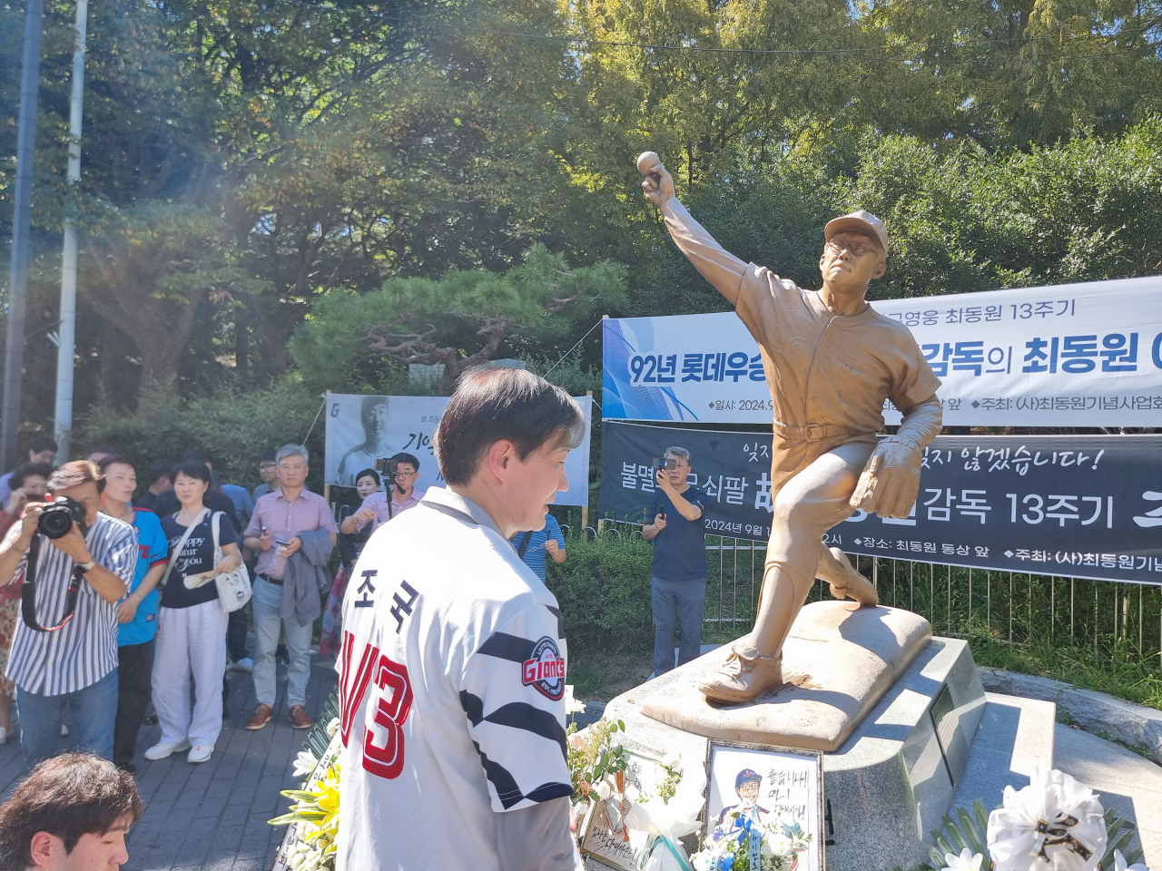 조국 대표가 고 최동원 감독 13주기을 맞아 헌화하고 있다. [사진=임순택 기자]