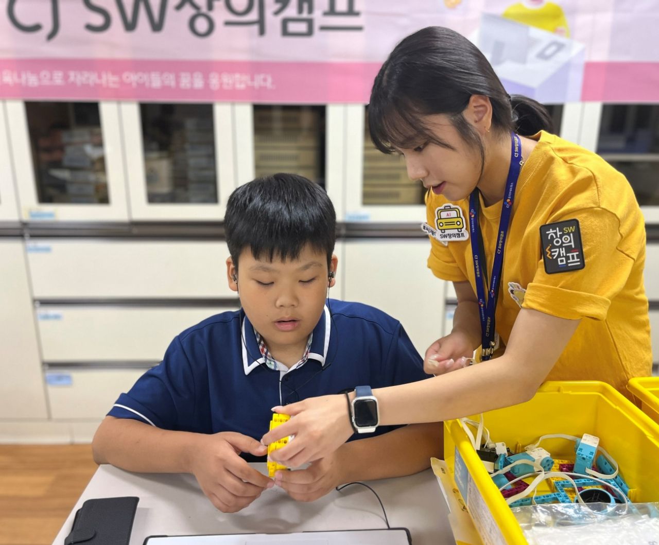 CJ올리브네트웍스 임직원이 재능기부형 프로그램 ‘CJ SW창의캠프’에 참여하고 있다. [CJ올리브네트웍스 제공]
