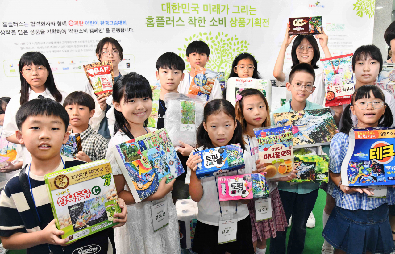 ‘e파란 어린이 환경그림대회’에서 수상한 어린이들이 자신의 그림이 담긴 상품을 보이고 있다. [홈플러스 제공]