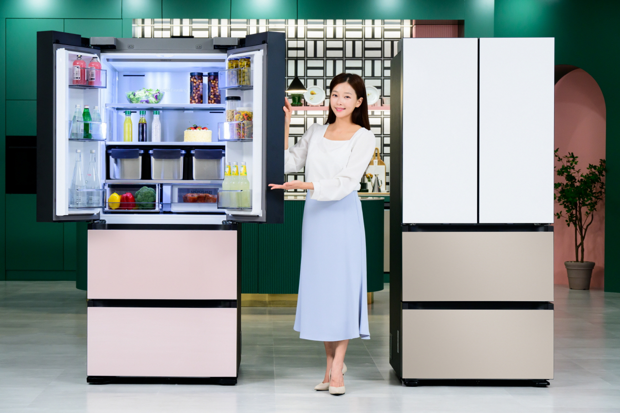 삼성전자 모델이 ‘비스포크 AI 김치플러스’ 신제품을 소개하고 있다. [삼성전자 제공]