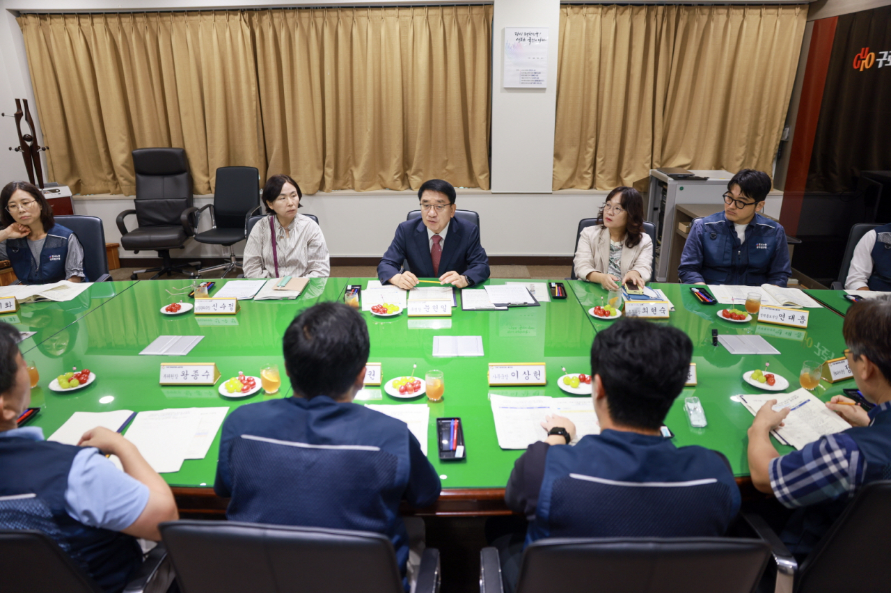 문헌일 서울 구로구 구청장이 구청 공무원 노동조합과 간담회를 갖고 있다.[구로구 제공]