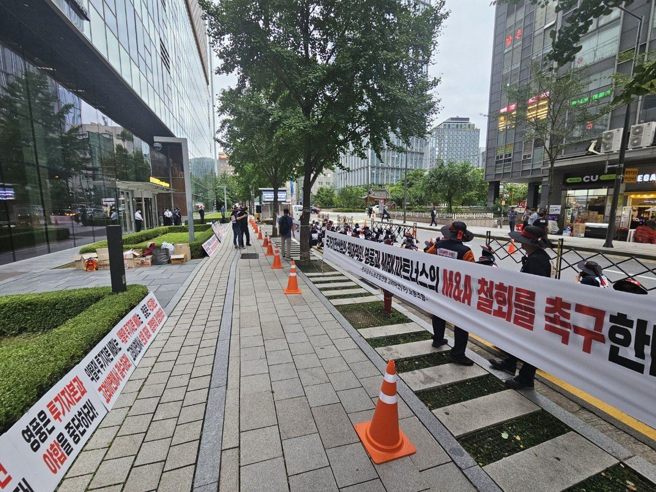 고려아연 노조는 지분 공개매수를 결정한 사모펀드 MBK파트너스(이하 MBK)와 영풍에 “약탈적·적대적 인수합병(M&A) 시도를 철회하라”고 목소리를 높였다. [고려아연 노조 제공]